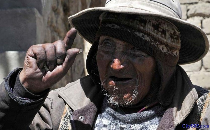 玻利维亚 卡梅隆·福洛雷斯·劳拉在一个月之前刚满123岁，她是艾马拉人，住在一个高13100英尺的小村庄里， ...