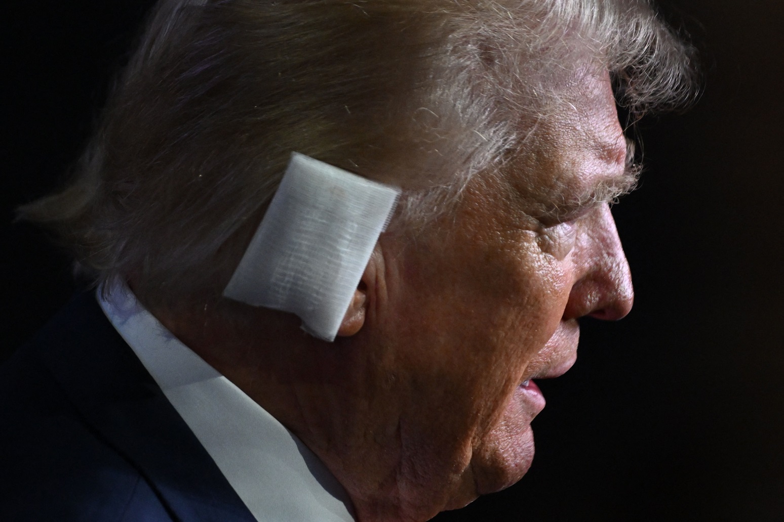 川普右耳包纱布现身共和党大会!遇刺后首公开露面